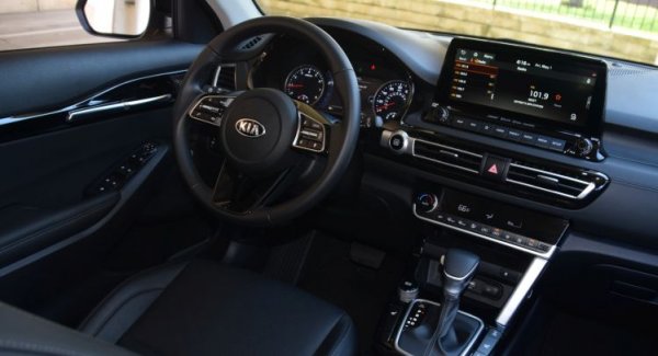 Срещу 15 700 евро, или 30 700 български лева, можете да имате кросоувъра в ниво "комфорт" - с отопление на седалките, подгряване на волана и на дюзите на чистачките, климатик, кожен мултифункционален волан, мултимедия с USB и Bluetooth, и круиз контрол. Същото оборудване у нас ще ви предложи и Niro - само че заради хибридното задвижване тук цената започва от 50 000 лева - с 20 хилядарки отгоре. 
